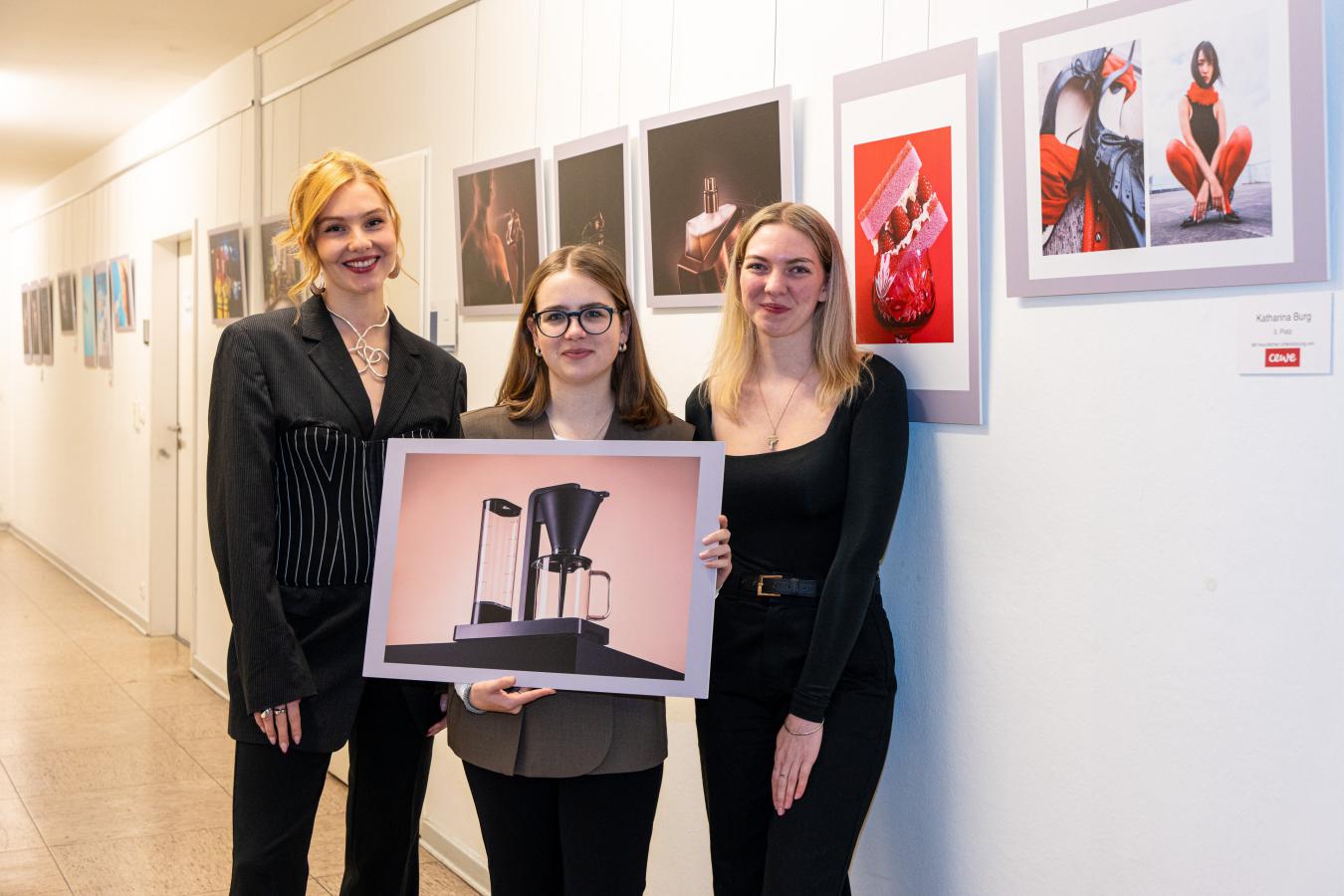 Die Preisträgerinnen Sarah Zeh (1. Preis), Alicia Solle (2. Preis) und Katharina Burg (3. Preis) in der Ausstellung „Deutschlands bester Jungprofi“ (Foto: Henning Arndt)