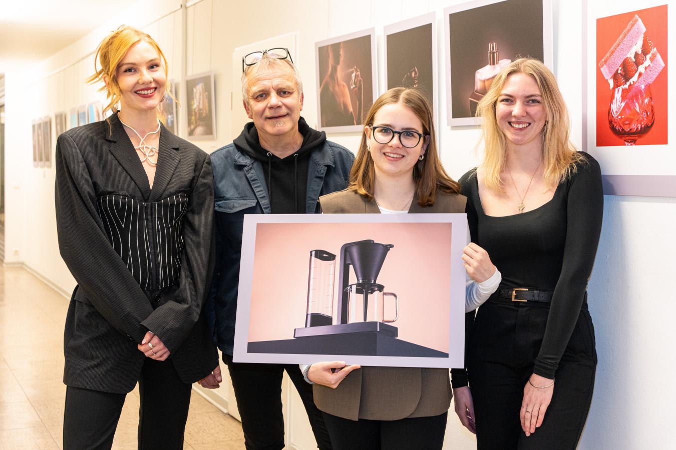 Die Preisträgerinnen Sarah Zeh (1. Preis), Alicia Solle (2. Preis) und Katharina Burg (3. Preis) gemeinsam mit dem stellv. Bundesinnungsmeister Andy Hens in der Ausstellung „Deutschlands bester Jungprofi“ (Foto: Henning Arndt)