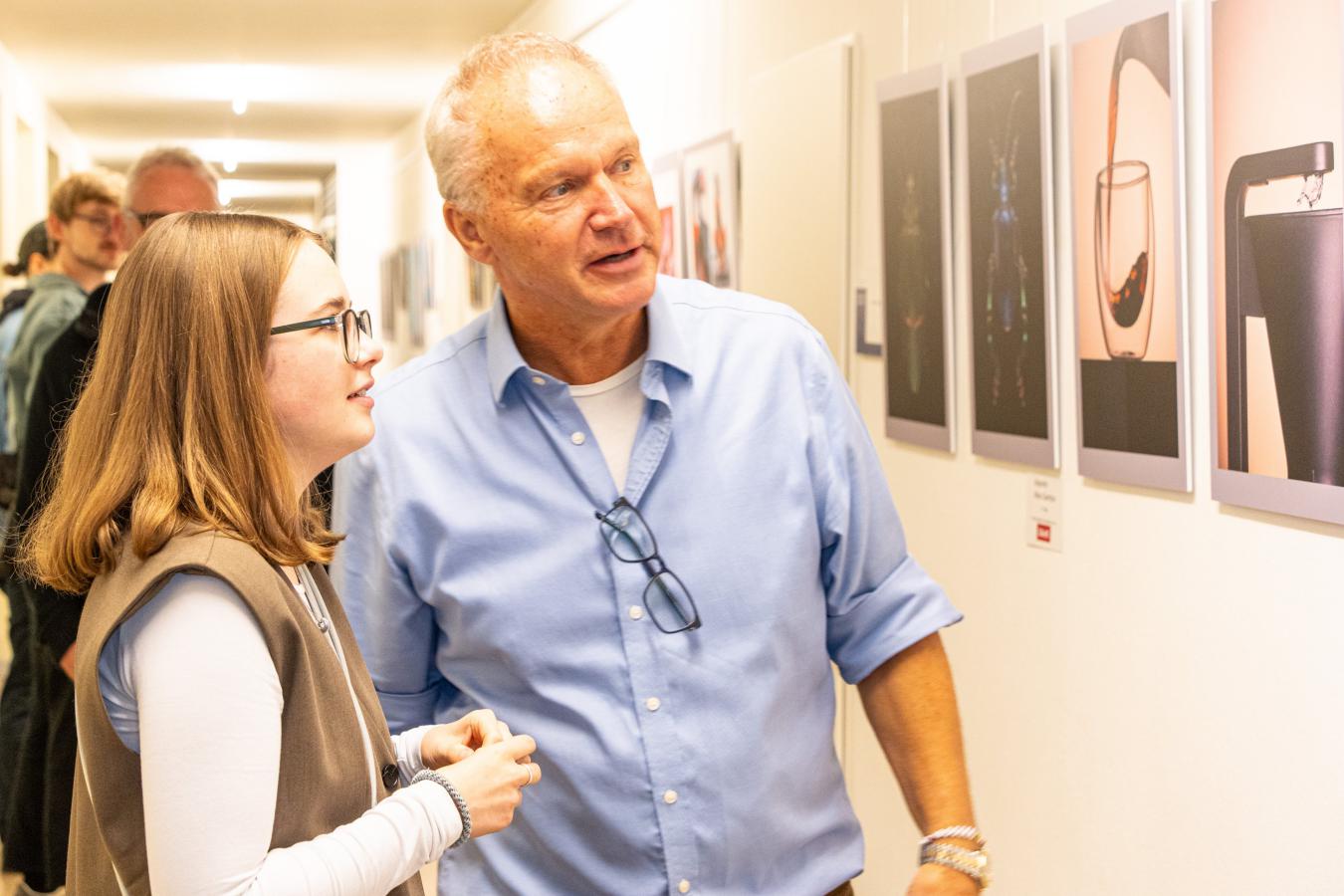 Die Preisträgerin Sarah Zeh im Austausch mit Truls Løtvedt aus Norwegen, Präsident des FEP (Federation of European Photographers) (Foto: Henning Arndt)